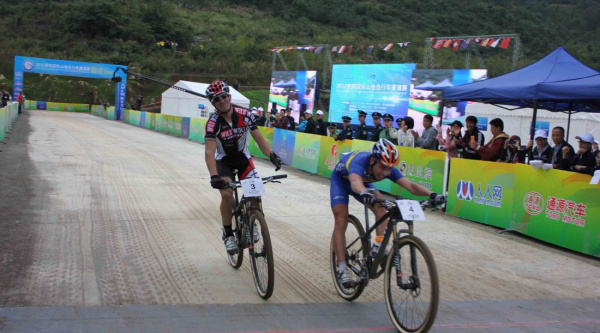 Carlos Coloma en el podio de la short race en China