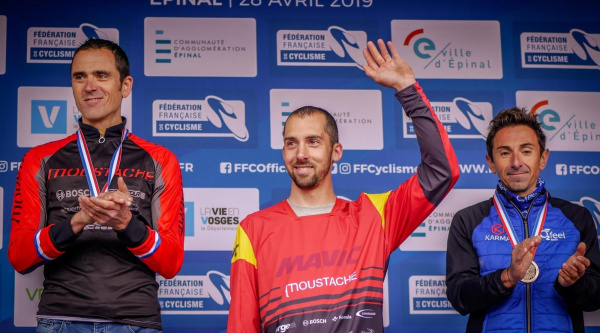 Julien Absalon derrotado en el campeonato de Francia de e-bikes con un podio de viejas glorias