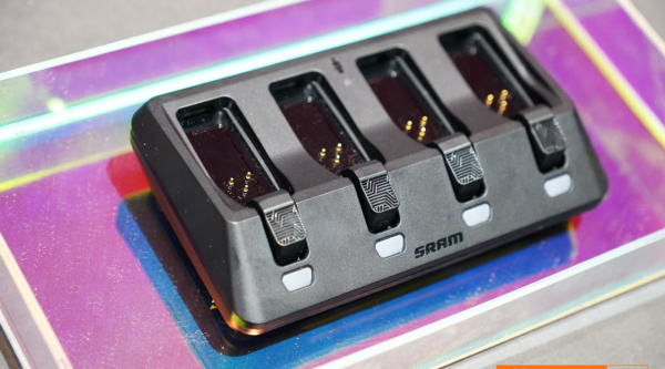Cargador de 4 baterías AXS de SRAM, el complemento que necesitas si eres del ecosistema AXS