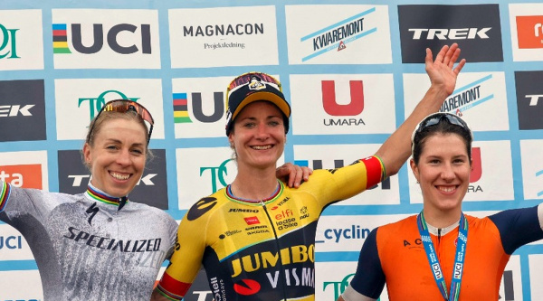 Marianne Vos también gana en gravel, se impone a Annika Langvad en la UCI Gravel World Series de Halmstad