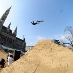 vak2011_andreu_lacondeguy__massive_supermanseatgrab_bynorbertszasz