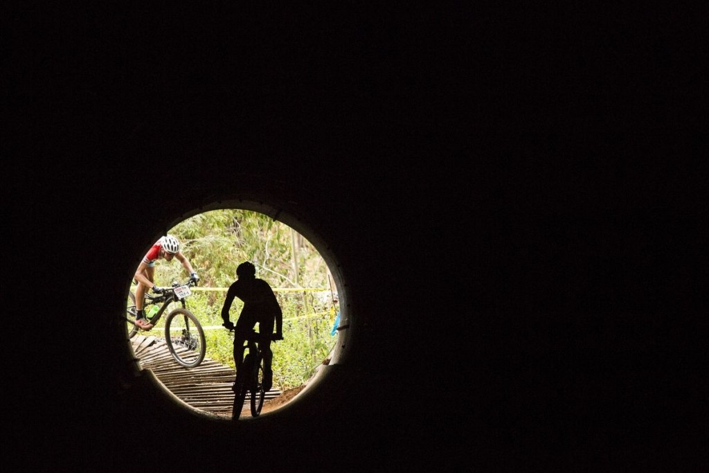 Para los que quieren acabar la carrera, ya hay luz al final del túnel. Foto Sam Clark/Cape Epic/SPORTZPICS