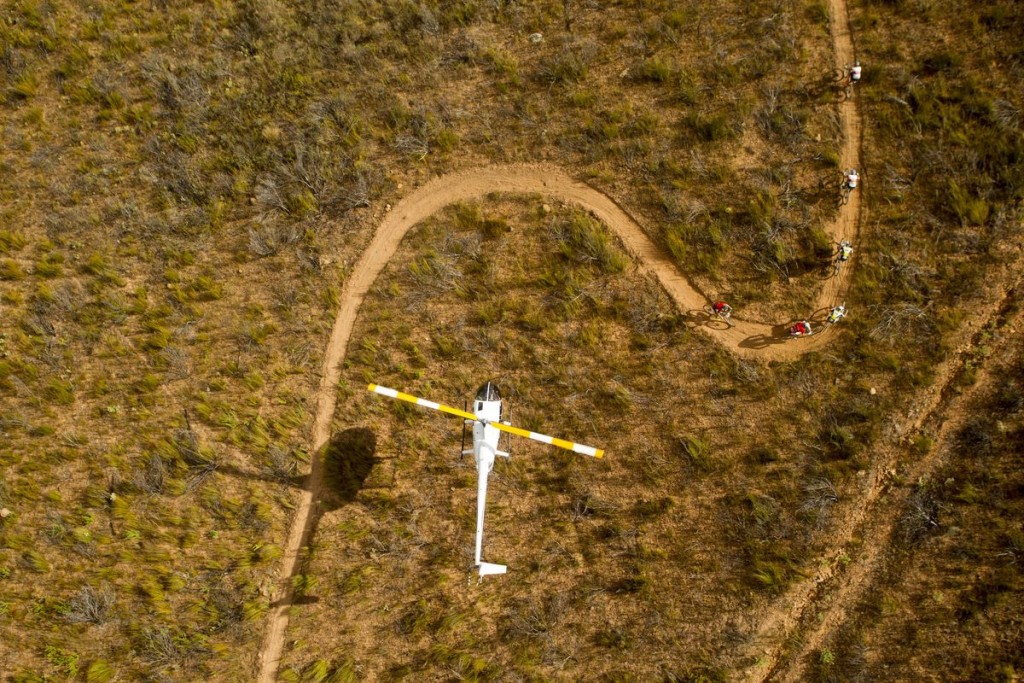 Helicópteros, signo de que estás en la Absa Cape Epic. Foto Gary Perkin/Cape Epic/SPORTZPICS