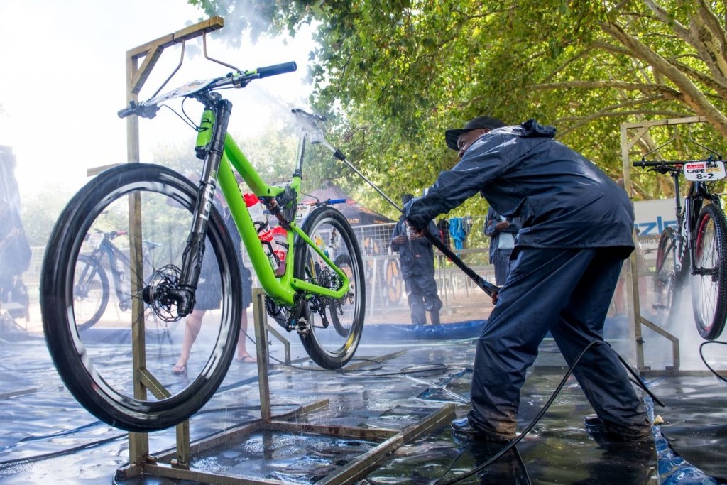 Cuando los bikers acaban empieza su trabajo. Un día entero limpiando bicicletas. Foto Emma Hill/Cape Epic/SPORTZPICS