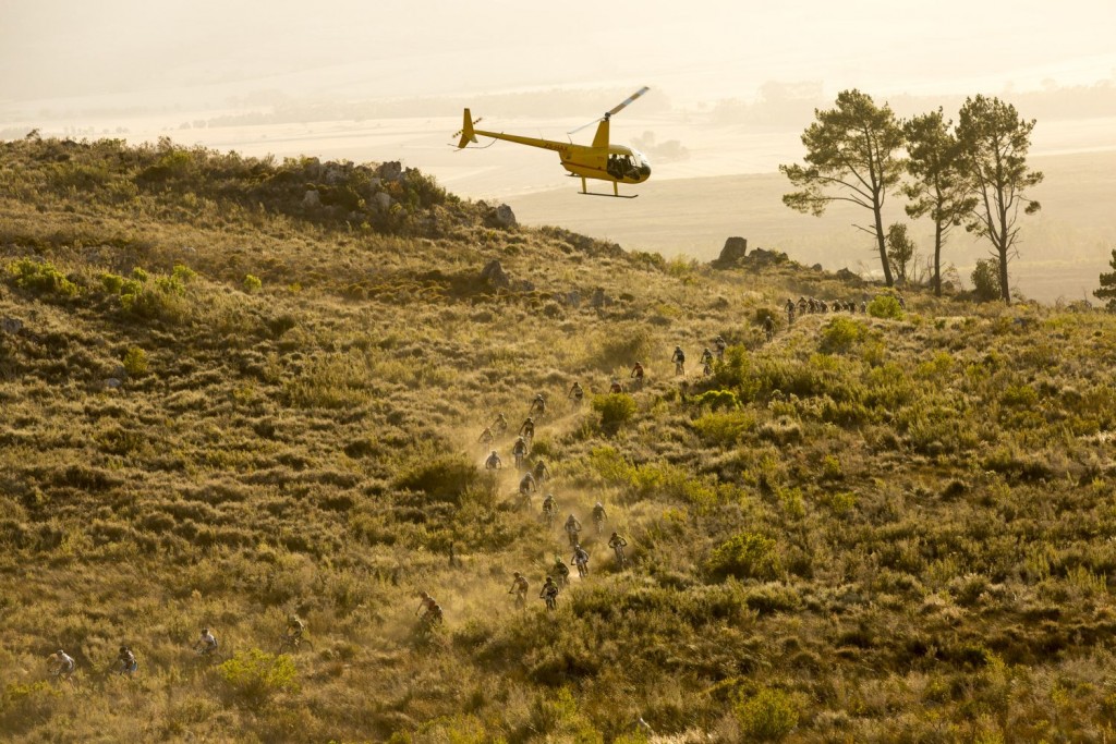 Absa Cape Epic es, sin duda, la prueba con más helicópteros. Y la que mejor imágenes nos deja. Foto Sam Clark/Cape Epic/SPORTZPICS