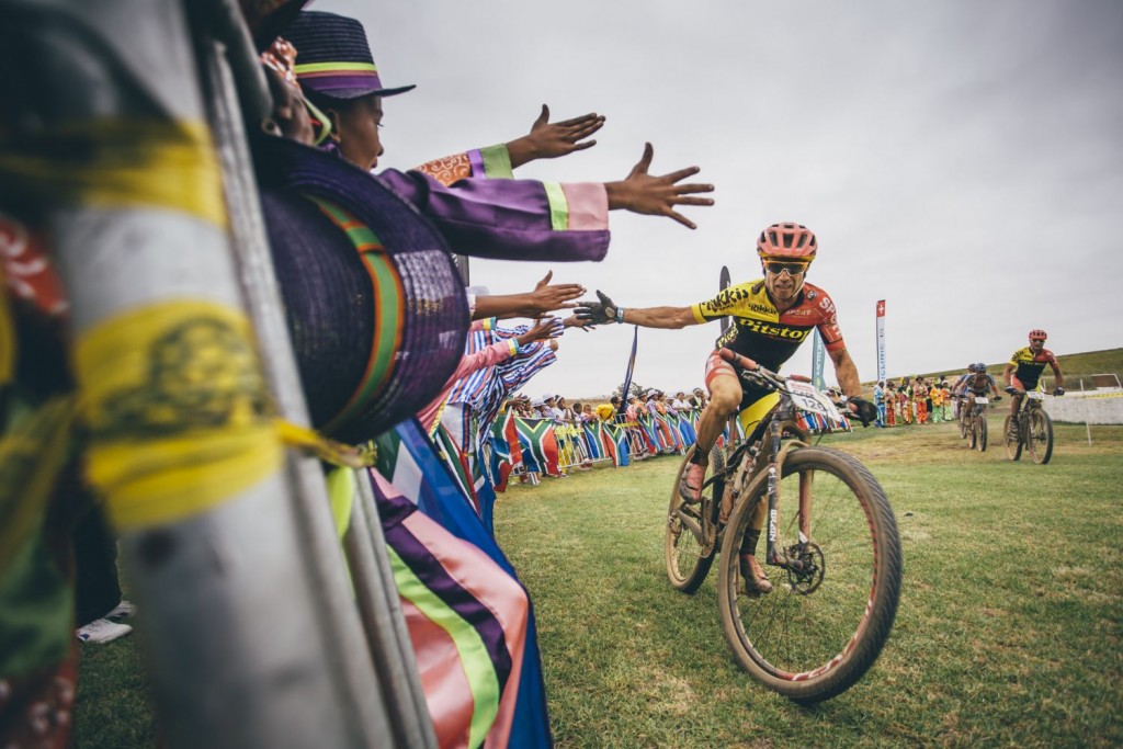 Los bikers empiezan a oler la medalla de finishers. Pero aún quedan días importantes por delante. Foto Ewald Sadie/Cape Epic/SPORTZPICS