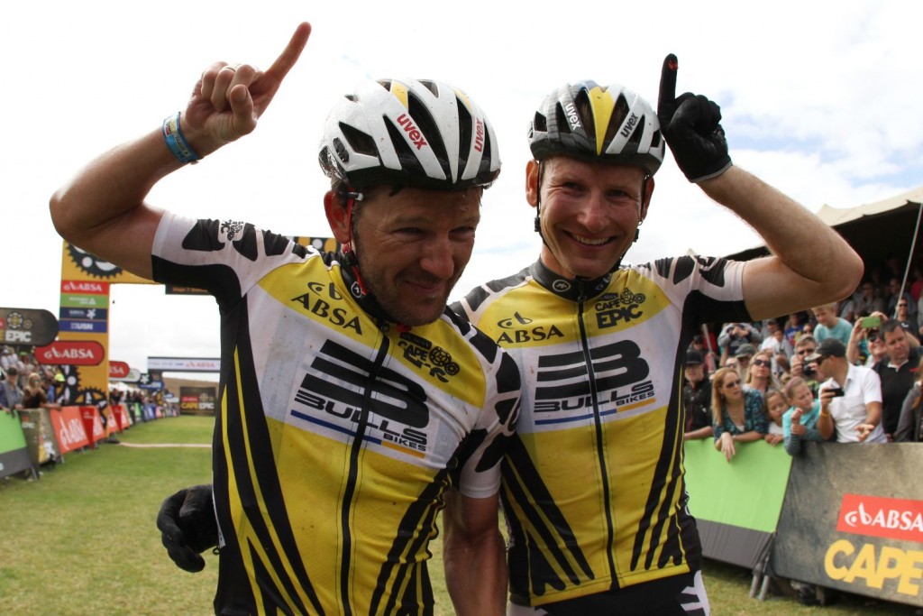 Un gesto que ya es parte de la Absa Cape Epic. La carrera que ha dado a conocer a nivel mundial a la marca de bicicletas Bulls. Foto Shaun Roy/Cape Epic/SPORTZPICS
