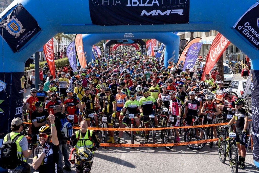 La impresionante salida de la Vuelta a Ibiza MMR. Impresionante. Foto Jon Izeta