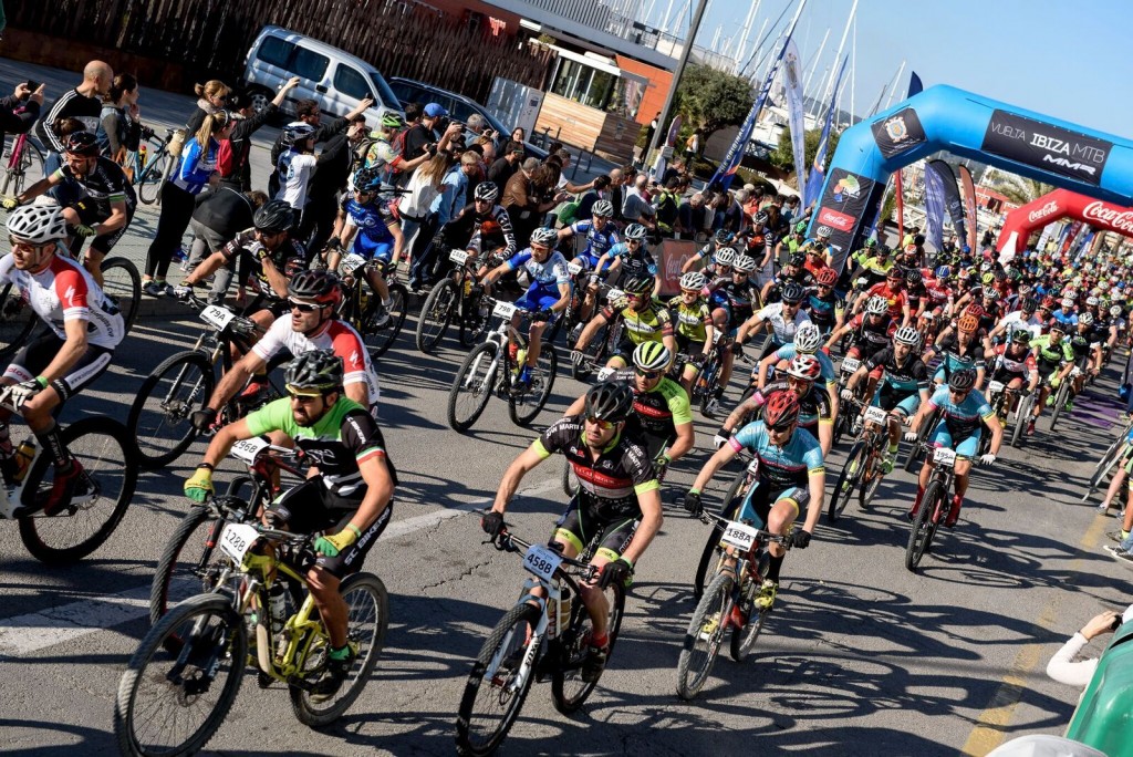 Salida a los cientos de bikers que iban a rodar en la etapa más larga de la carrera. Foto Jon Izeta