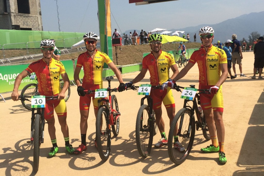 Los 4 bikers que acudieron al pre-olímpico. Foto RFEC