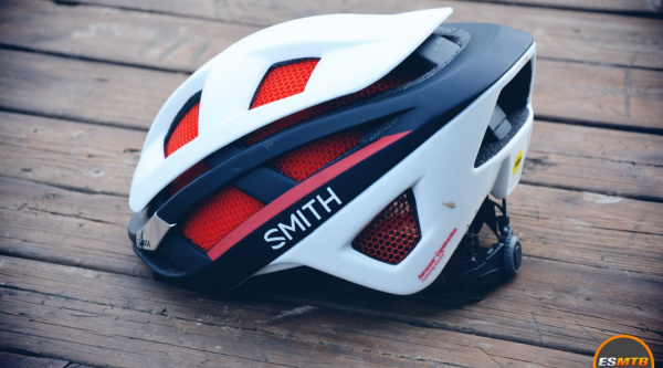 Probamos el casco Smith Overtake, protección y distinción unidas