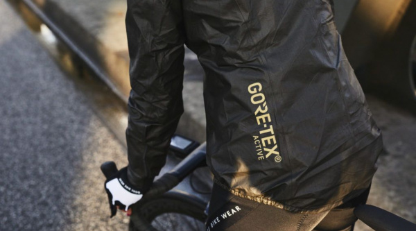 Gore-Tex dejará de producir el tejido Shakedry que revolucionó las chaquetas ligeras de agua