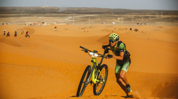 Roberto Bou gana la 2ª etapa de la Garmin Titan Desert y Pau Salvà es el nuevo líder