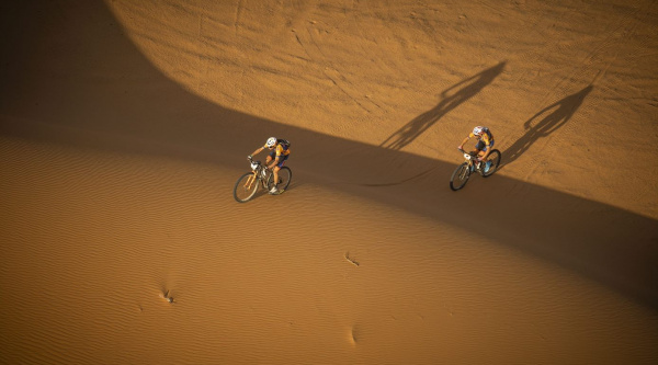 Konny Looser encara su triunfo en la Titan Desert ganando la etapa de navegación