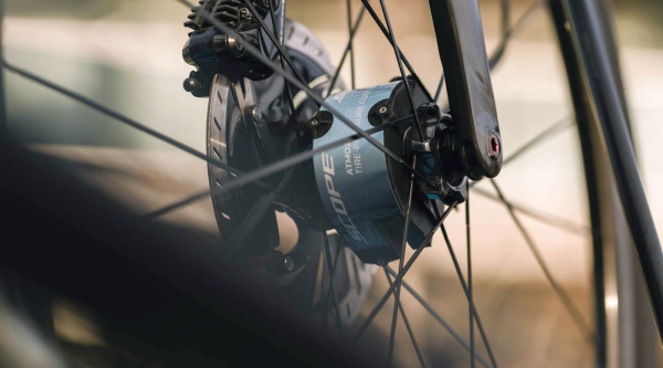 La UCI autoriza usar un sistema para cambiar la presión de las ruedas en marcha