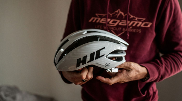 Los cascos HJC ganan protagonismo en España: Buff-Megamo y Gobik Factory Team pasan a usarlos