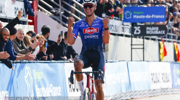 Mathieu van der Poel gana, a 46,8 km/h de media, una edición histórica de la París-Roubaix
