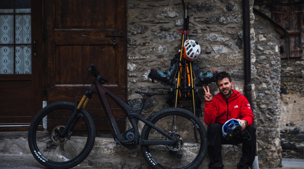 Aymar Navarro y cómo usar una e-bike para buscar aventuras de esquí