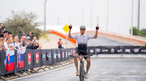 Lluvia en el desierto, la sorprendente victoria de Ben Oliver y la esperada de Ben Henderson en la HERO Abu Dhabi Hudayriyat Island