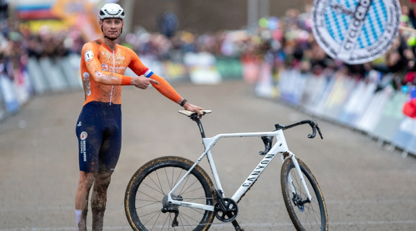 Mathieu van der Poel aplasta y Felipe Orts se mete en el top-10 del Campeonato del Mundo de ciclocross