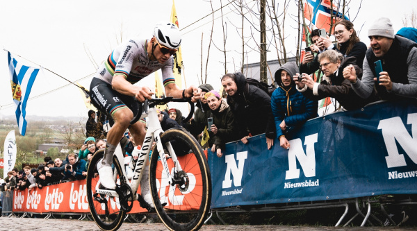 Denuncian a las personas que arrojaron cerveza a Van der Poel en el Tour de Flandes