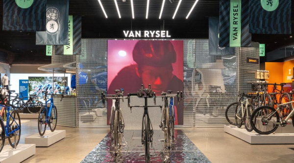 Van Rysel abre su primera tienda propia y sigue su camino para «ser una de las 5 mejores marcas de bicis del mundo»