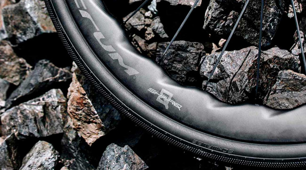 Ruedas Fulcrum Sharq: llanta con ondulaciones extremas, radios propios y listas para gravel y carretera