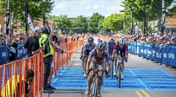 Rosa Klöser gana la Unbound Gravel 200 en una carrera disputada en grupo de principio a fin