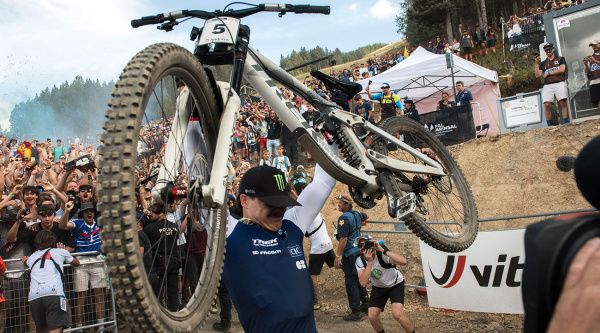 Loris Vergier, actual campeón del mundo (y 5 riders más de DH y enduro), tampoco siguen en el Trek Factory Racing