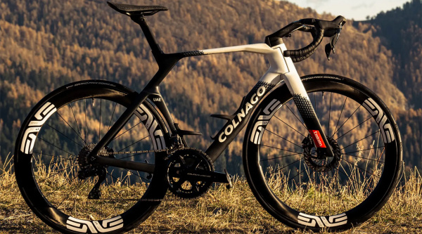 La Colnago Y1Rs es su súper aero de diseño radical… que ya monta patilla UDH en carretera