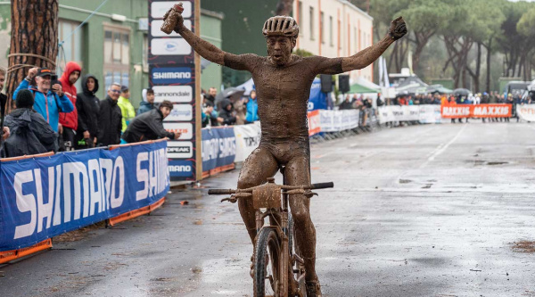 Andri Frischknecht y Emilly Johnston ganan en otro festival de barro en el Internazionali d’Italia Series