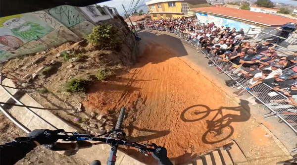 La (loquísima) bajada ganadora de Tomas Slavik en Red Bull Cerro Abajo Valparaiso