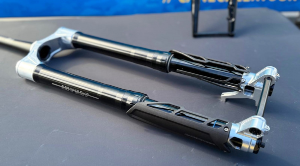 ¿Otra horquilla invertida para MTB? Cane Creek muestra su prototipo