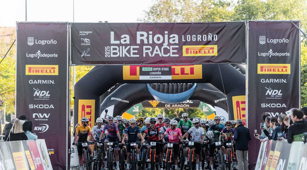 Mario Sinués y Txell Figueras dominan la Škoda Super Stage y agitan la general de La Rioja Bike Race 2025