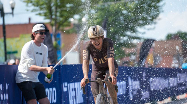 Karolina Migoń arrasa en Unbound Gravel con una escapada de 130 km