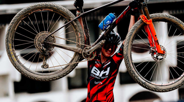 Olivia Onesti y Luca Martin sorprenden y se coronan campeones de Francia de XCO