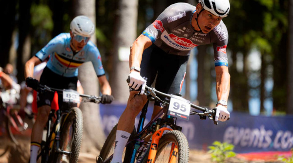 ¿Van der Poel aprendiendo de sus errores? Ya está entrenando en Crans Montana