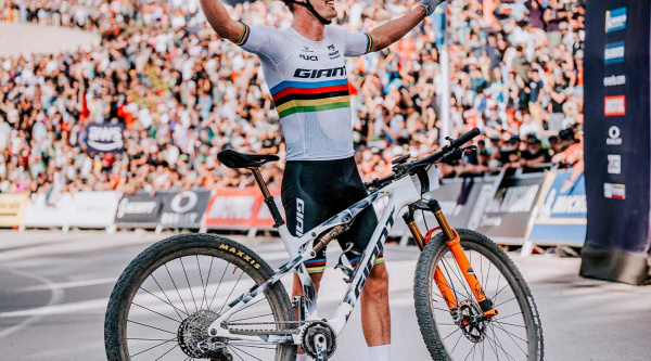 Alan Hatherly brilla en Lenzerheide en el adiós de Nino Schurter