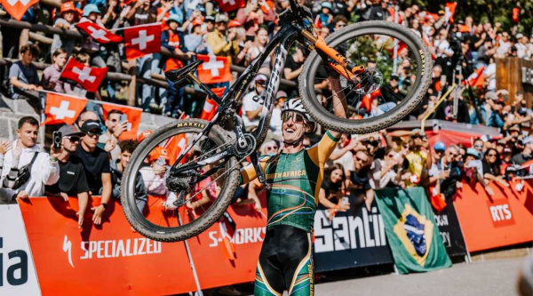 Alan Hatherly arrasa y Van der Poel decepciona en el Campeonato del Mundo de XCO 2025