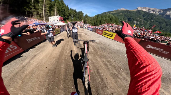 Así se gana un mundial de DH, la bajada de Jackson Goldstone en Champery 2025