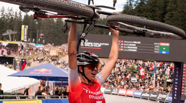 Alessandra Keller convierte Lenzerheide en una fiesta suiza con una victoria histórica en la Copa del Mundo «de casa»