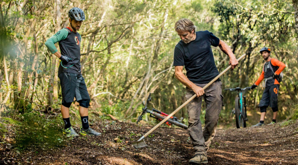 Del podio al trail building: Nino Schurter lanza su empresa de construcción de senderos