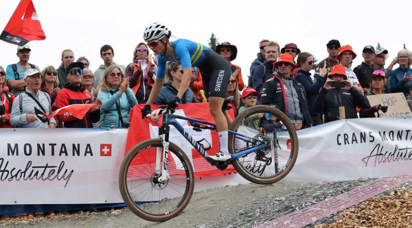 Jenny Rissveds controla, acelera y gana: oro mundial en un podio junto a Maxwell y Keller