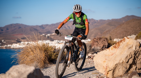 Maté y Fischer inauguran la Titan Desert Almería con dominio malagueño