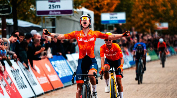 Lorena Wiebes conquista el Mundial de gravel tras un final dramático
