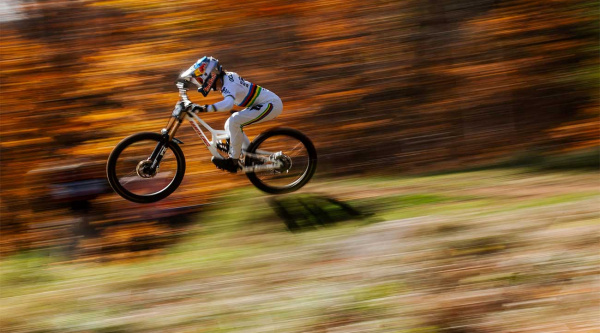 Jackson Goldstone vuela y gana la carrera de Mont-Sainte-Anne y la general de la Copa del Mundo de DH