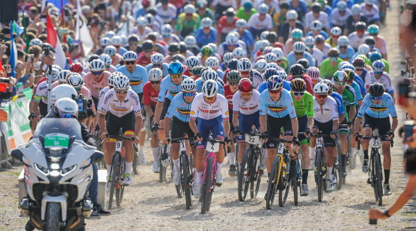 38 km/h de media y desarrollos de carretera, ¿el Mundial de gravel no parece gravel?
