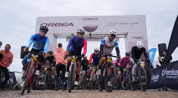 Más de 1500 ciclistas disfrutan de la Orbea Gravel Rioja Alavesa 2025 entre viñedos, vino y aventura