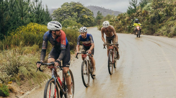 ¿Gravel o ciclocross? Matt Beers y Axelle Dubau-Prevot ganan la 1a y embarrada etapa de la Nedbank Gravel Burn
