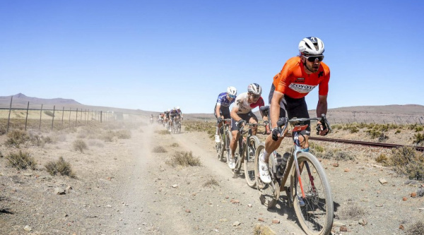 Matt Beers y Axelle Dubau-Prevot se coronan campeones del Nedbank Gravel Burn tras una remontada épica de la francesa